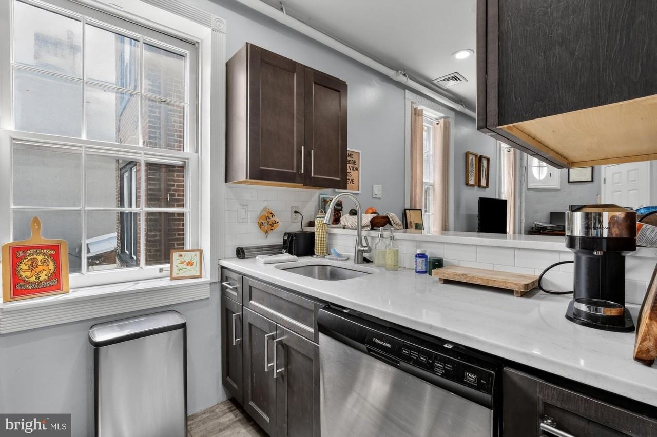 927 Clinton St #2R - Photo 7 of 19