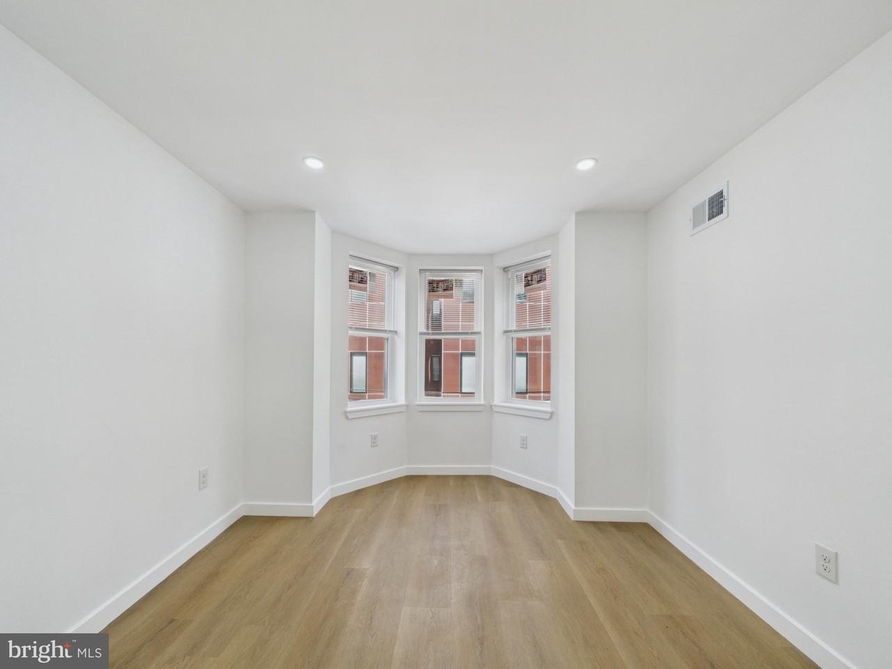 3629 Warren St - Photo 5 of 17