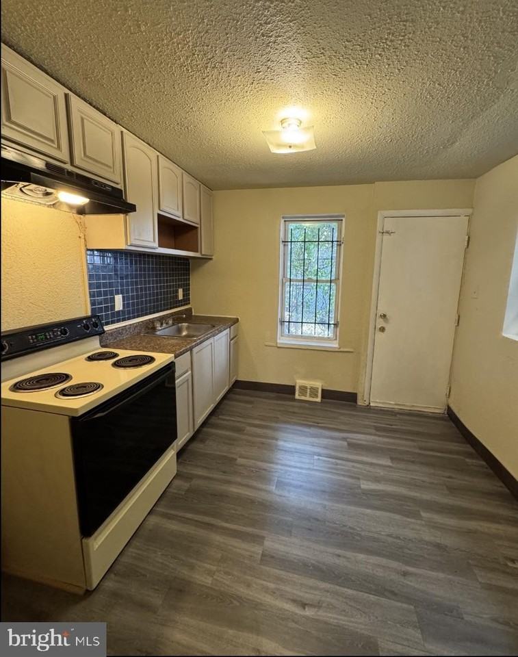 2148 N Newkirk St - Photo 3 of 8