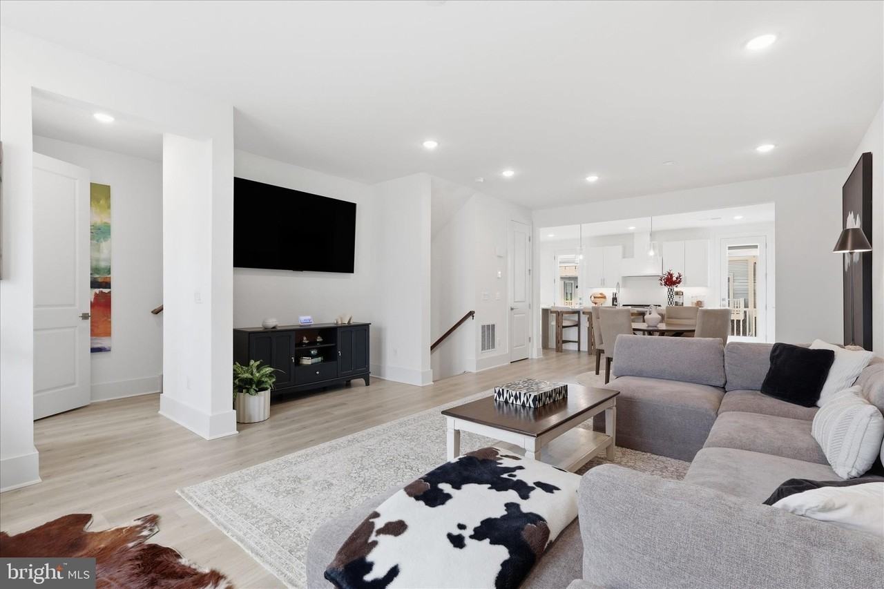 9507 Maidenhair Ave - Photo 4 of 45