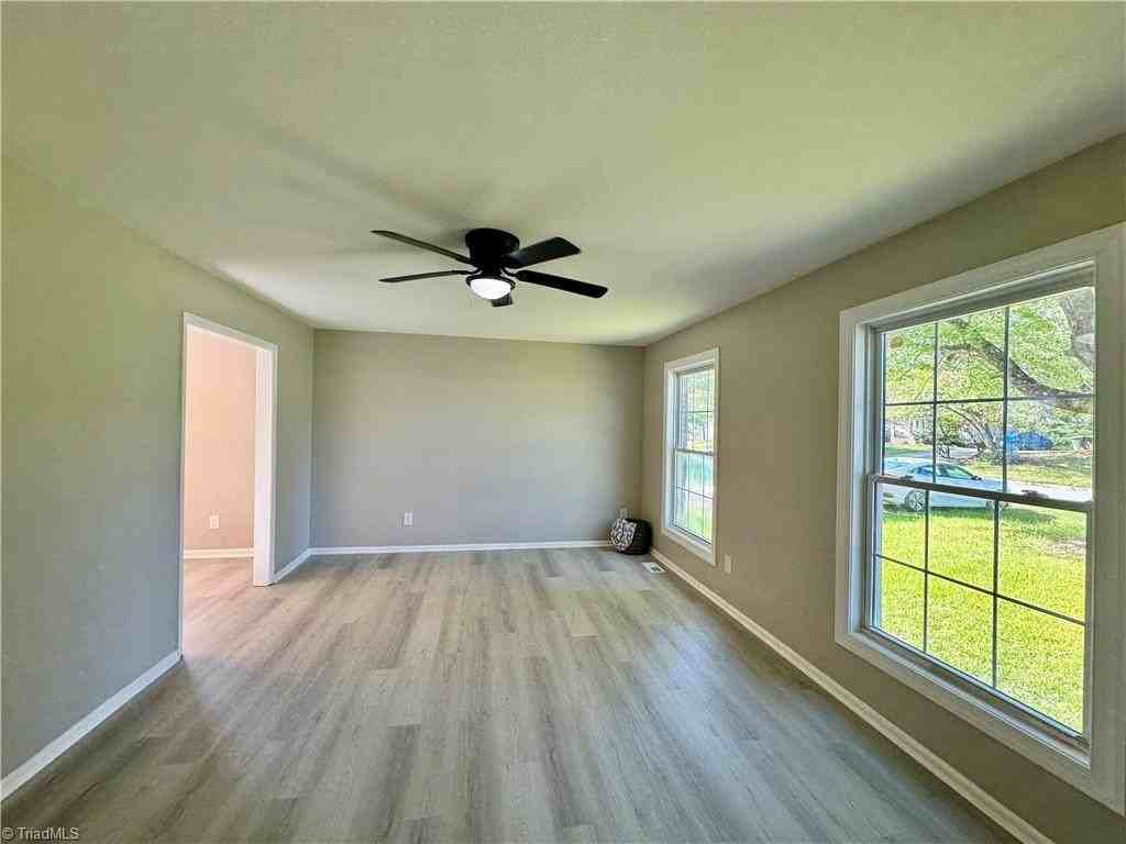 2401 Phoenix Dr - Photo 6 of 37