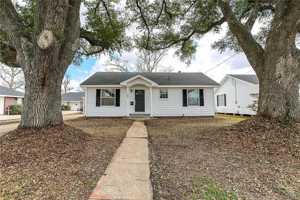 featured image of 3809 Common St #1