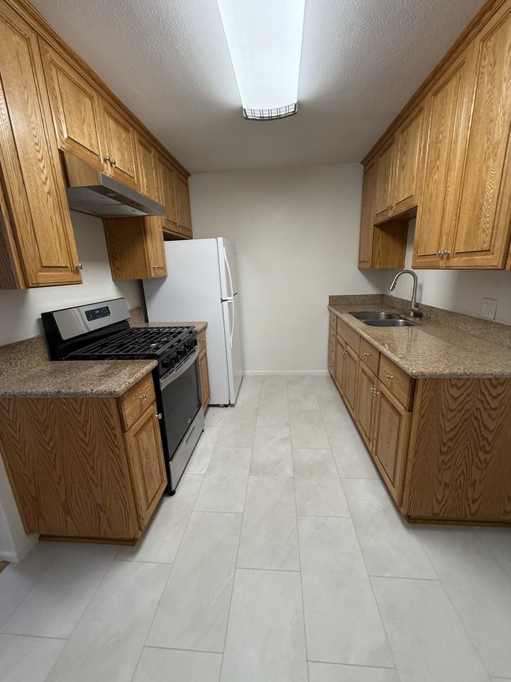 247 5th St #B - Photo 4 of 10