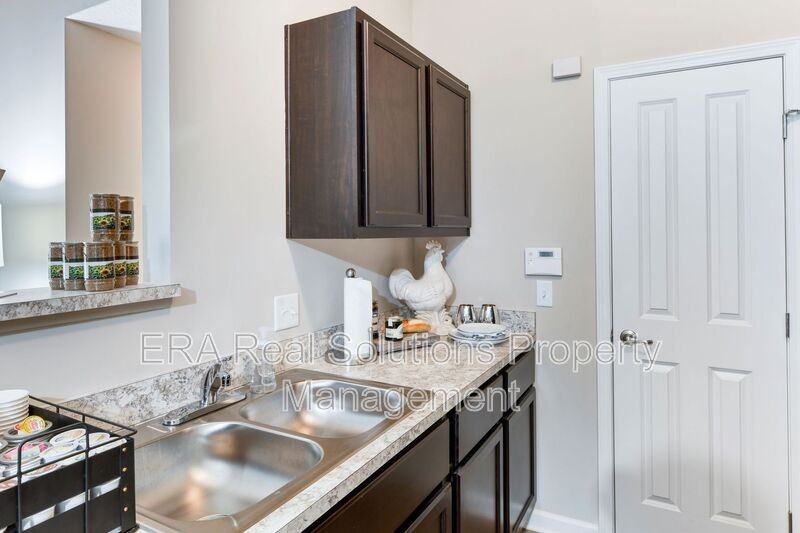 1627 Gilmore Park Ave - Photo 5 of 14