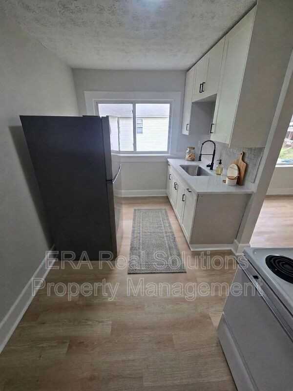 1120 Cole St - Photo 6 of 12