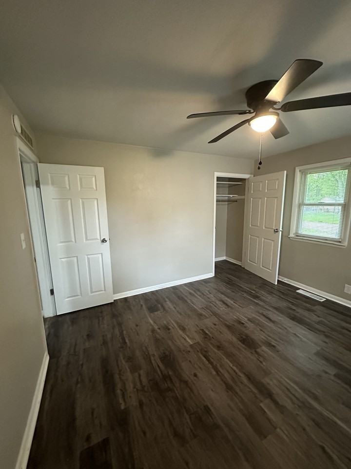 904 W 16th St #1 - Photo 4 of 21
