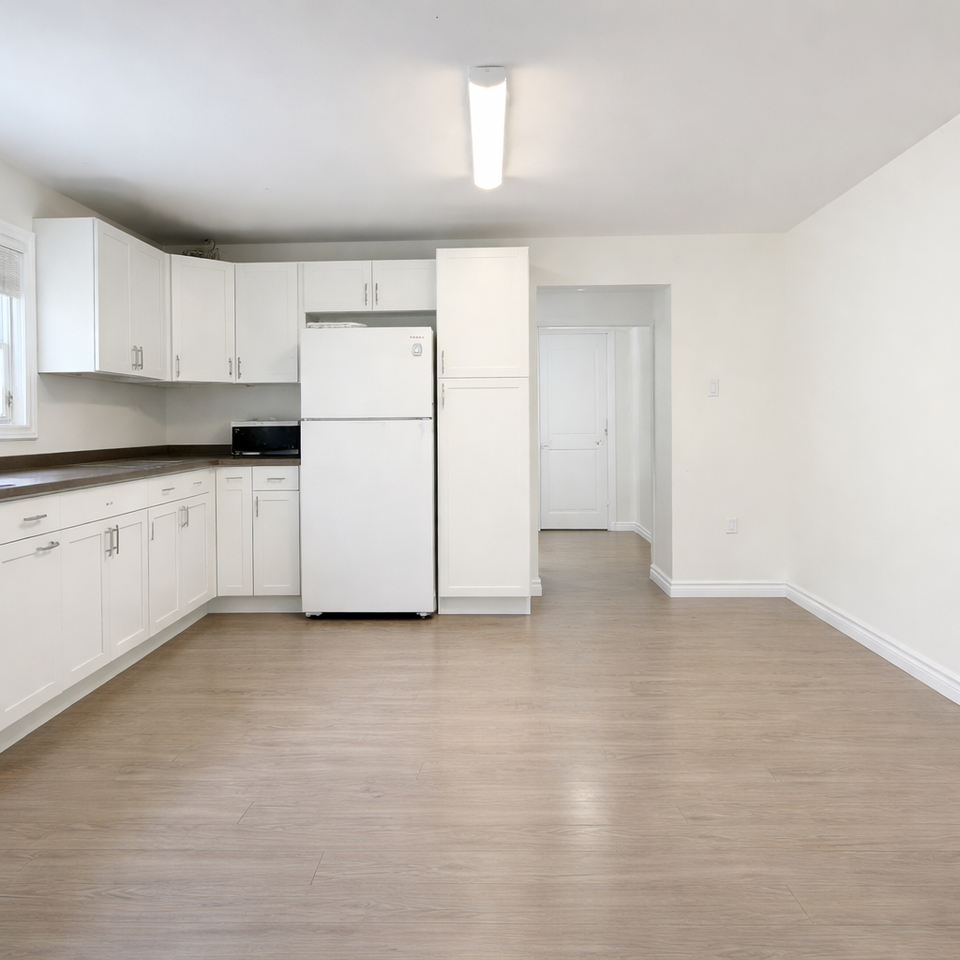 390 Mitton St S - Photo 2 of 24
