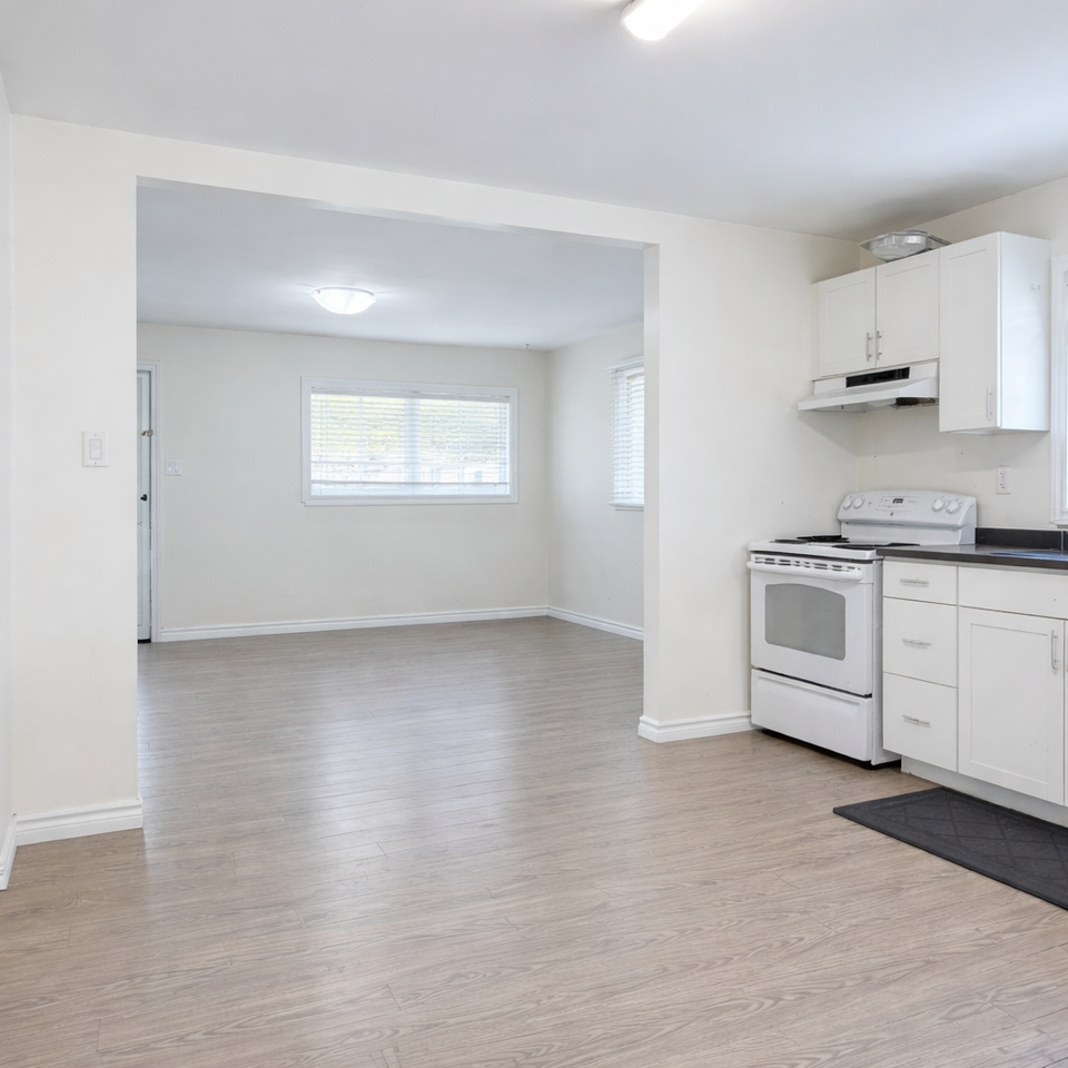 390 Mitton St S - Photo 4 of 24