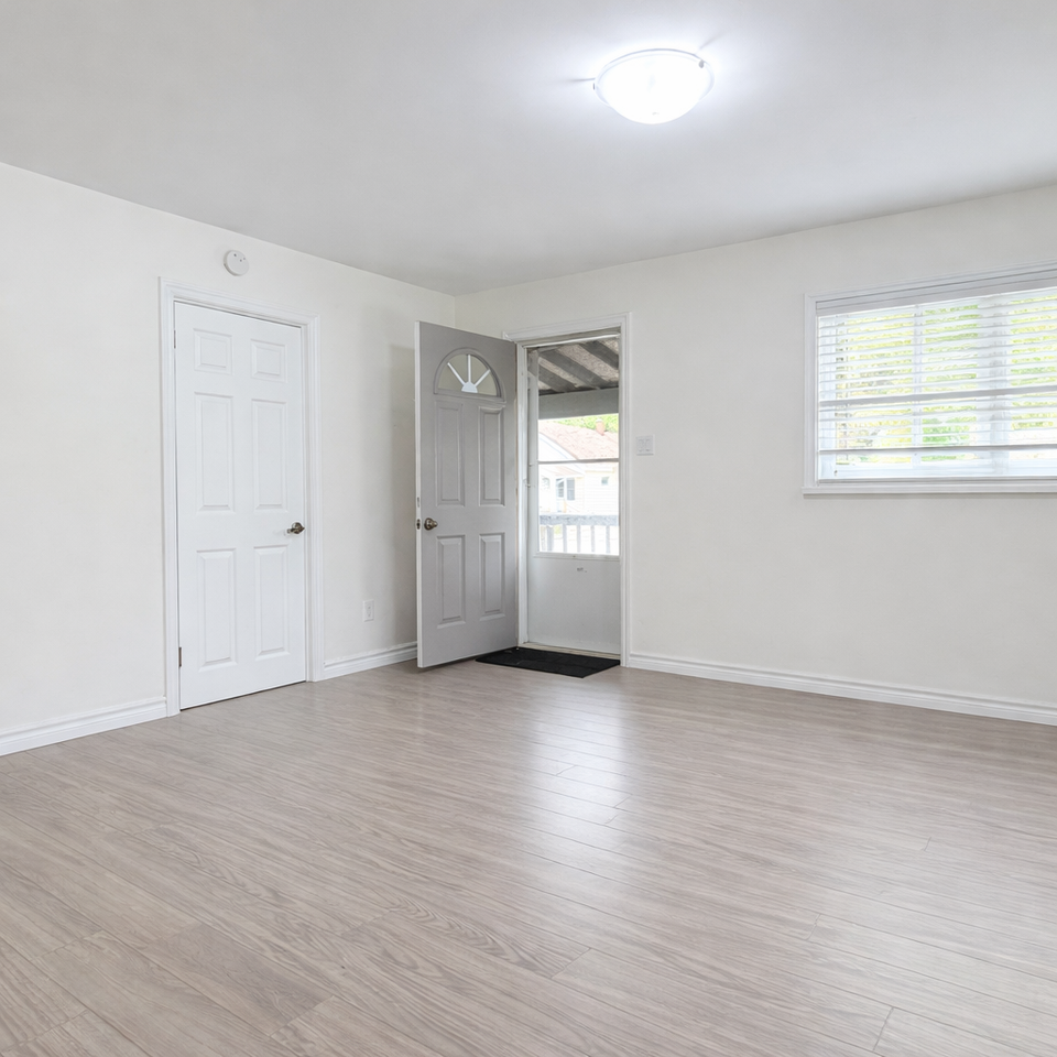 390 Mitton St S - Photo 7 of 24