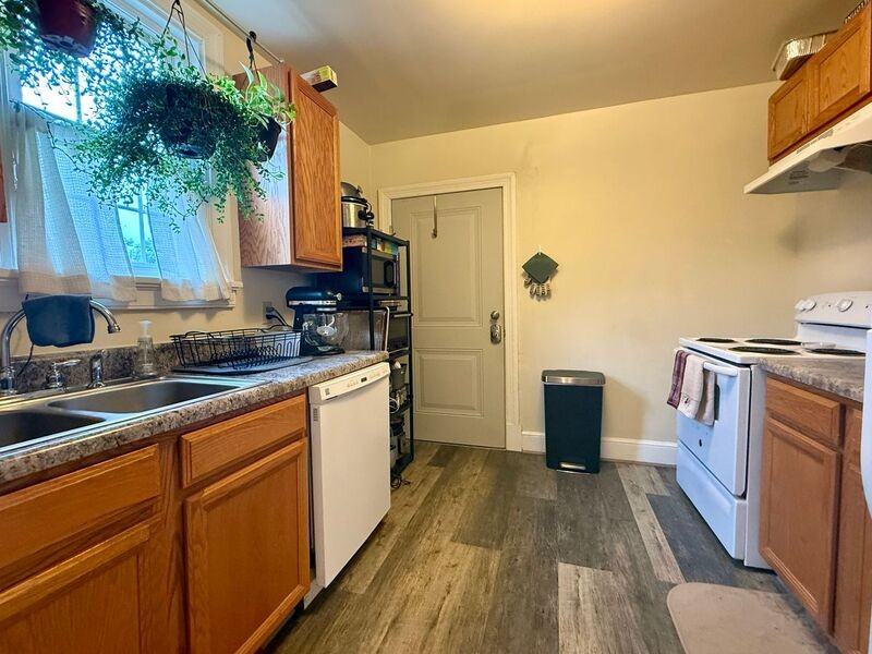 1320 Kenmore Ave - Photo 5 of 12