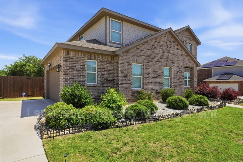 2636 Sagebrush Dr - Photo 3 of 30