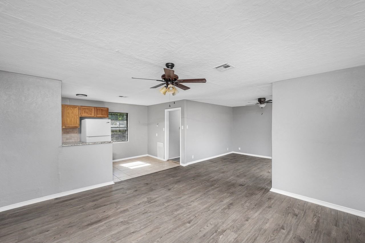 816 Nw 33rd St #1 - Photo 4 of 27