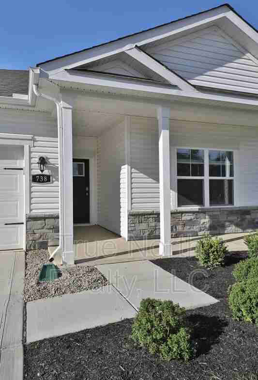 738 Maria Dr - Photo 4 of 37