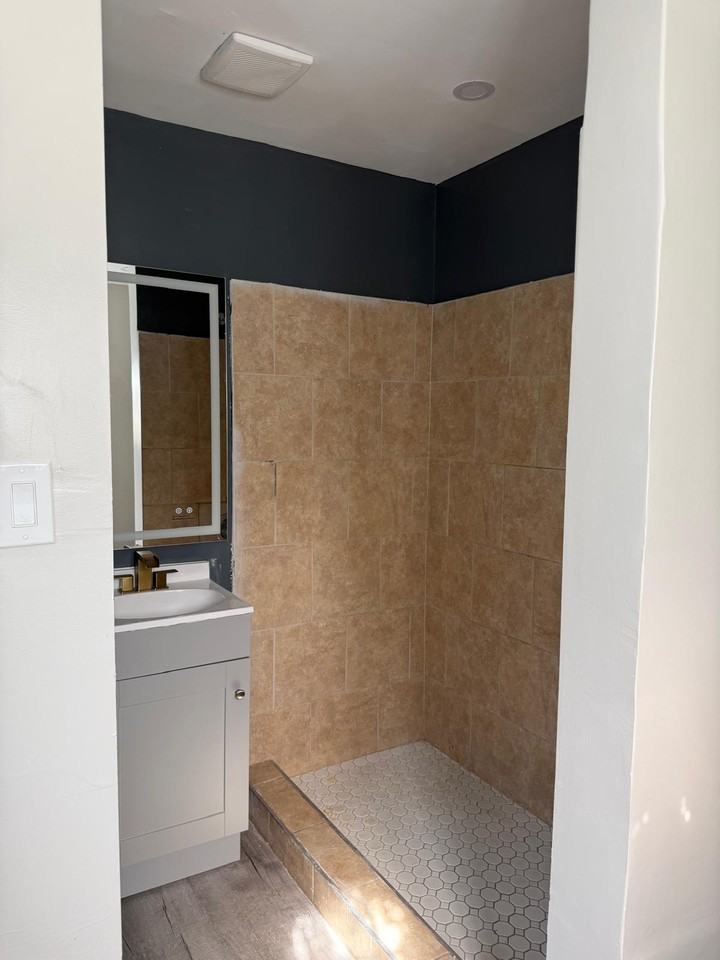 135 Peach St #1 - Photo 4 of 12