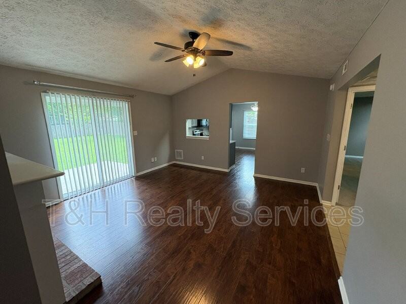7709 Bayhill Dr - Photo 4 of 20