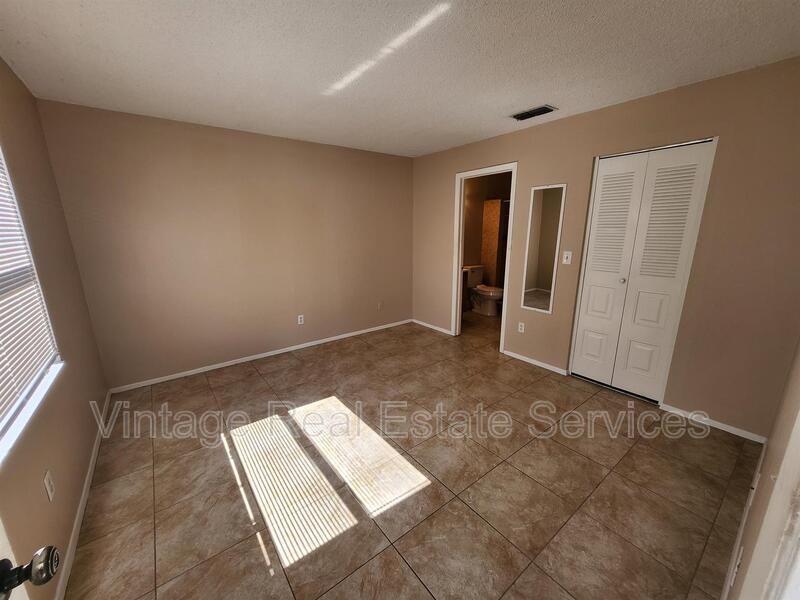 905 Old Field Dr - Photo 2 of 11