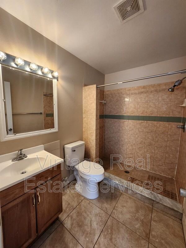905 Old Field Dr - Photo 3 of 11