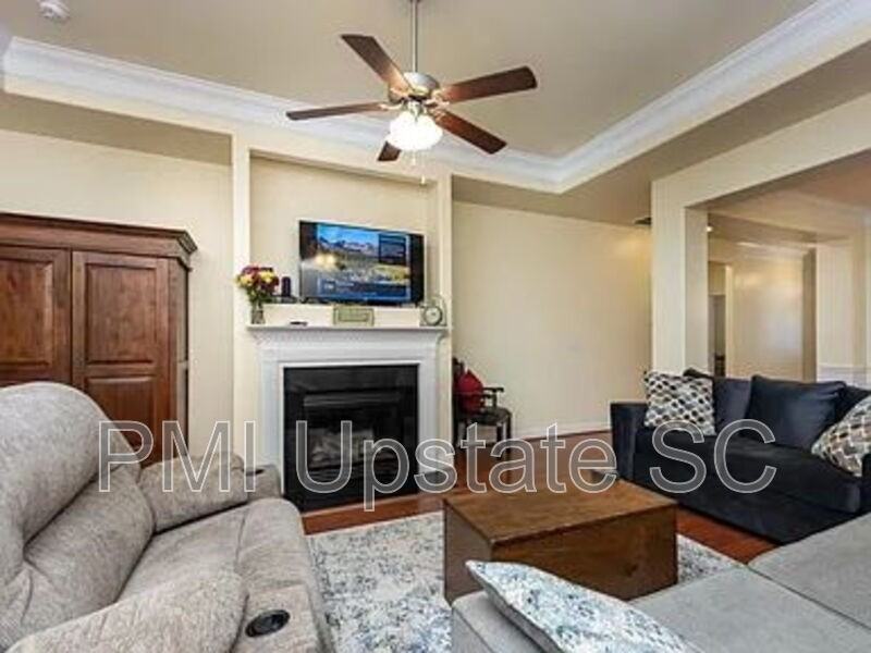 243 Scottish Ave - Photo 4 of 17