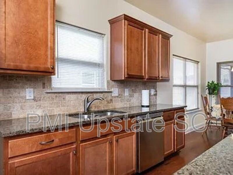 243 Scottish Ave - Photo 5 of 17