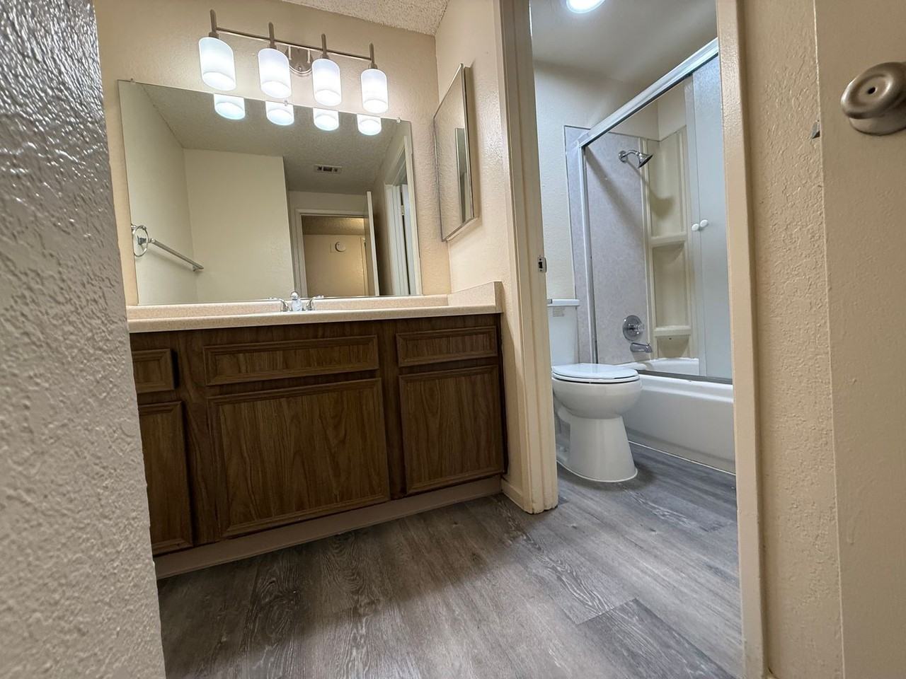 Merit Manor Apartments - Photo 5 of 8