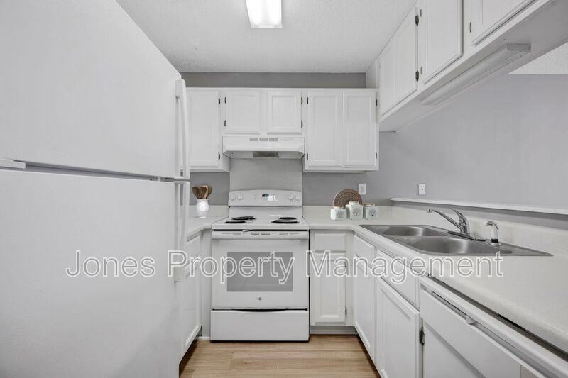 303 Country Club Dr Ne Apt I - Photo 5 of 19