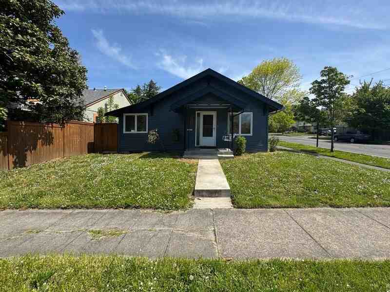 2393 Emerald St - Photo 2 of 37