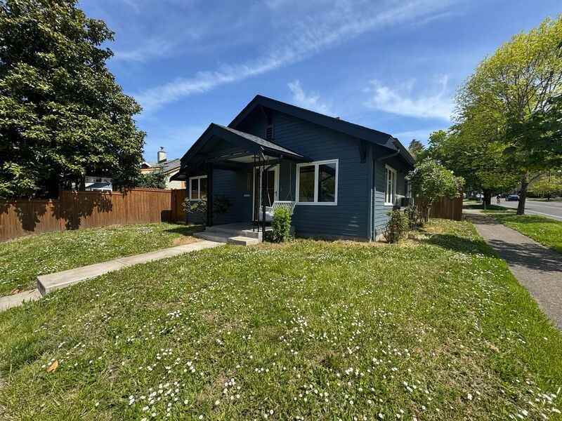 2393 Emerald St - Photo 3 of 37