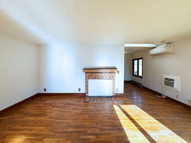 2393 Emerald St - Photo 4 of 37