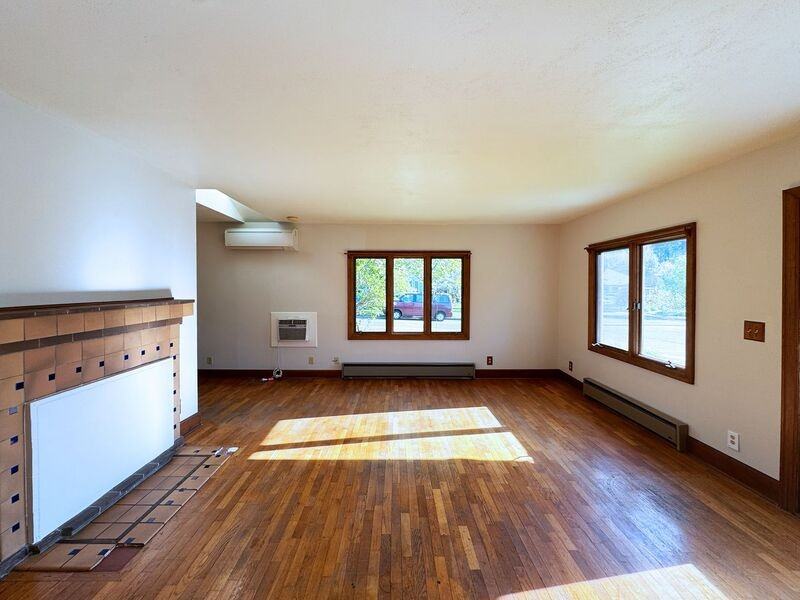 2393 Emerald St - Photo 5 of 37