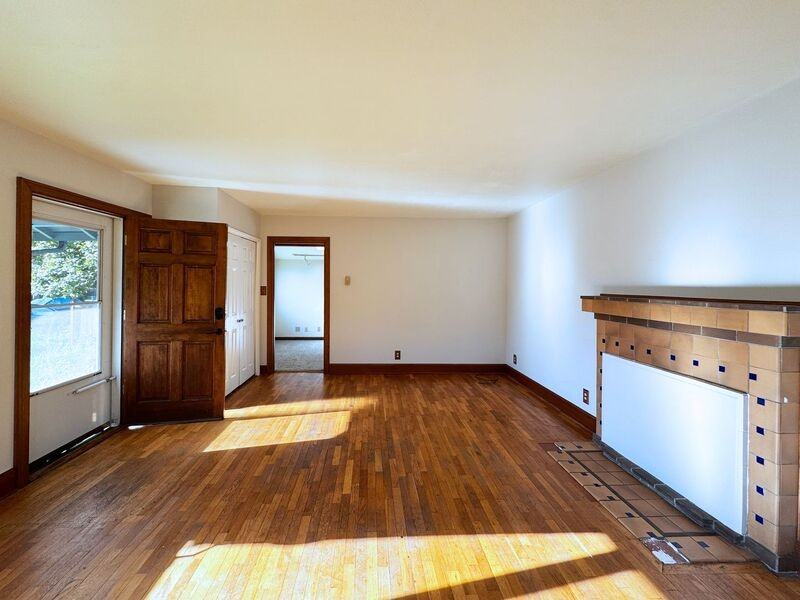 2393 Emerald St - Photo 6 of 37