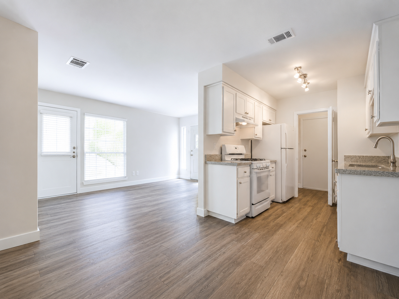 5009 Copperbend Blvd - Photo 2 of 6