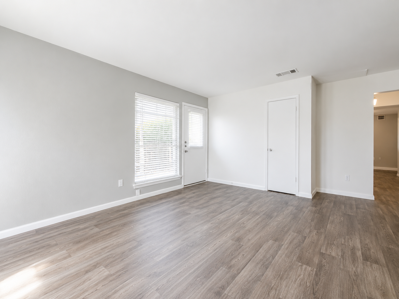 5009 Copperbend Blvd - Photo 3 of 6