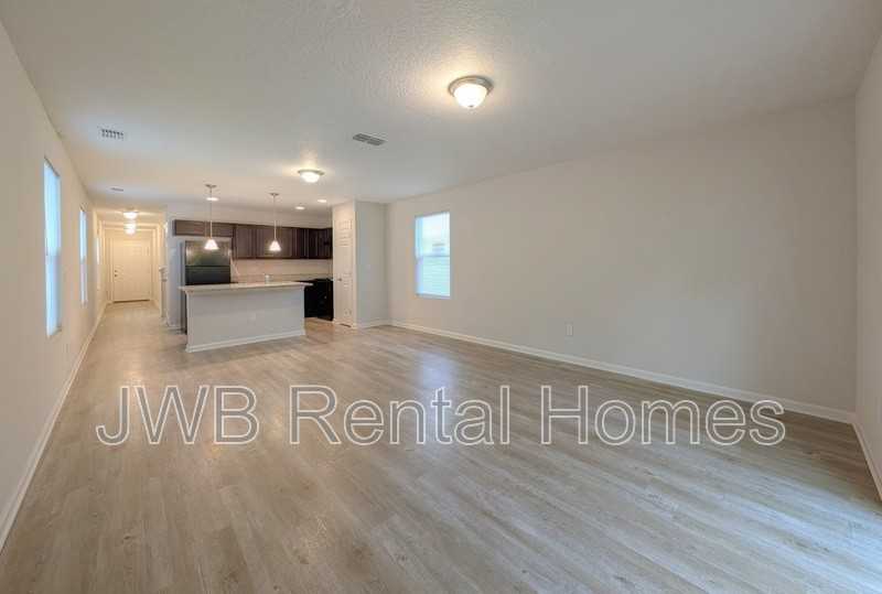1252 Mull St - Photo 4 of 19