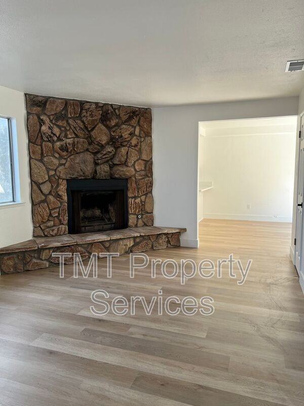 610 E Newlove Dr #I - Photo 3 of 16