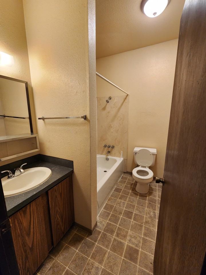 P201J - Photo 2 of 6