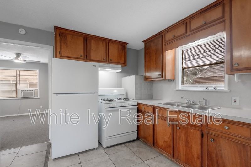 700 Gray St #2 - Photo 7 of 19
