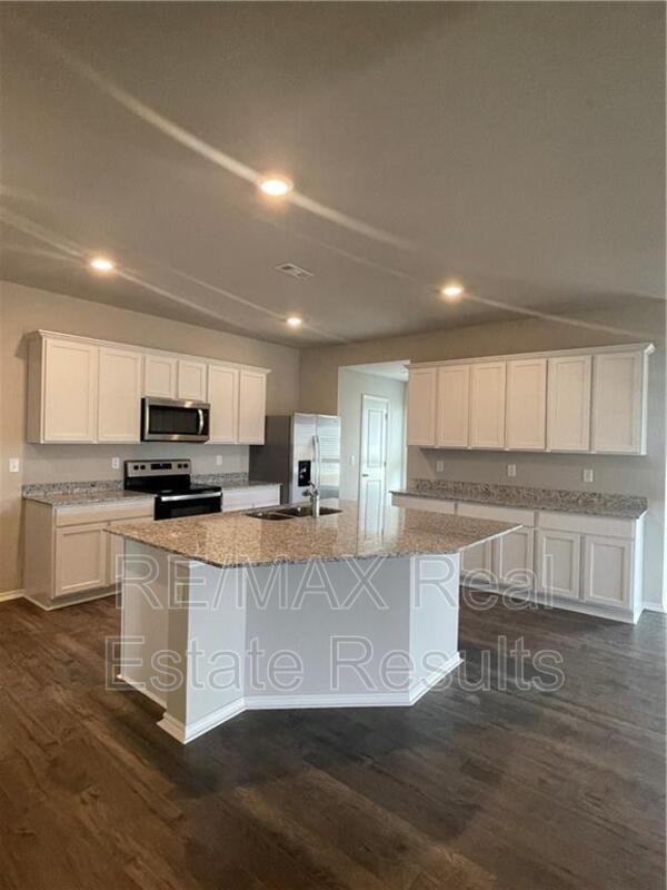 806 Comanche Dr - Photo 3 of 14