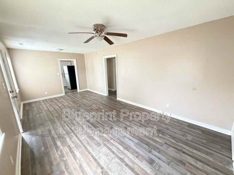 1600 Holbrook Ave - Photo 2 of 7