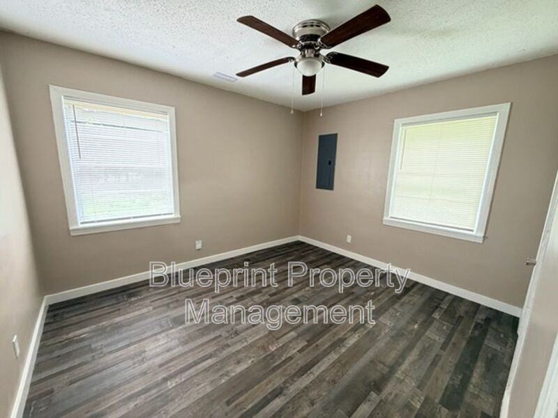 1600 Holbrook Ave - Photo 4 of 7