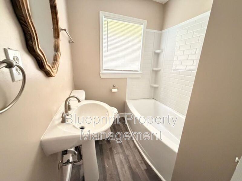 1600 Holbrook Ave - Photo 5 of 7