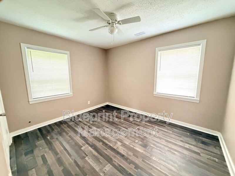 1600 Holbrook Ave - Photo 6 of 7