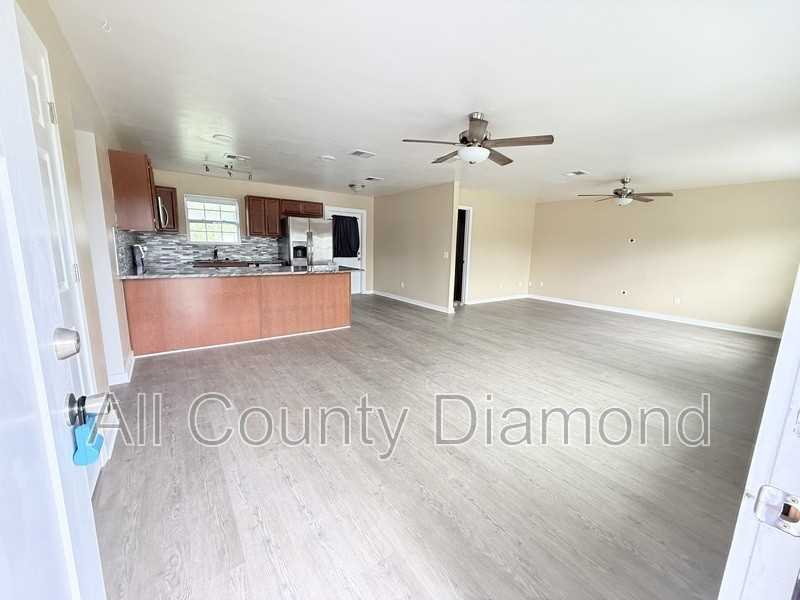 175 N Berthe Ave - Photo 2 of 40