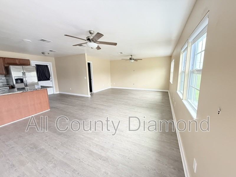 175 N Berthe Ave - Photo 3 of 40