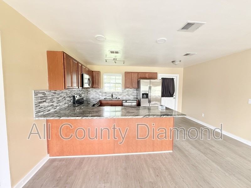 175 N Berthe Ave - Photo 4 of 40