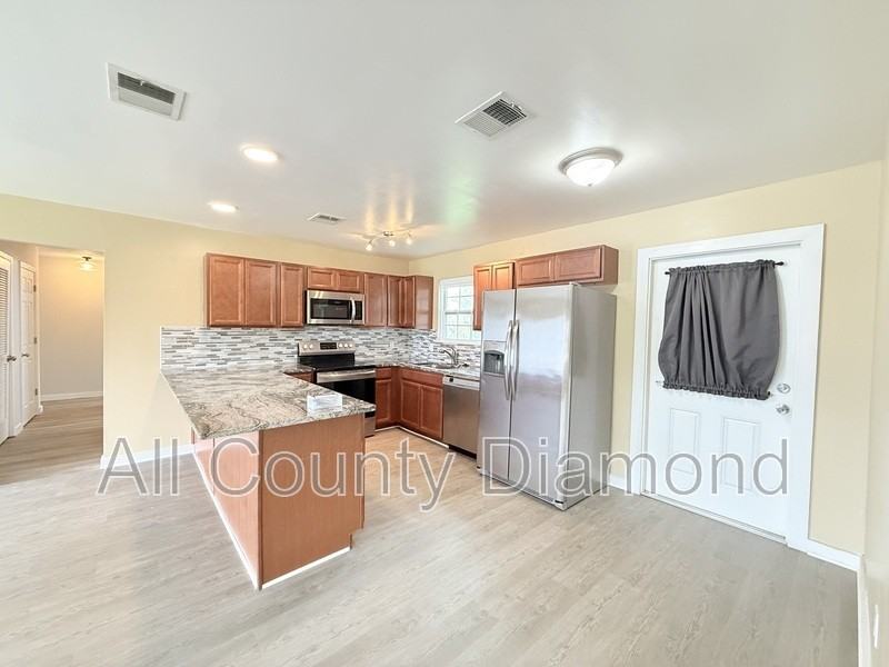175 N Berthe Ave - Photo 5 of 40