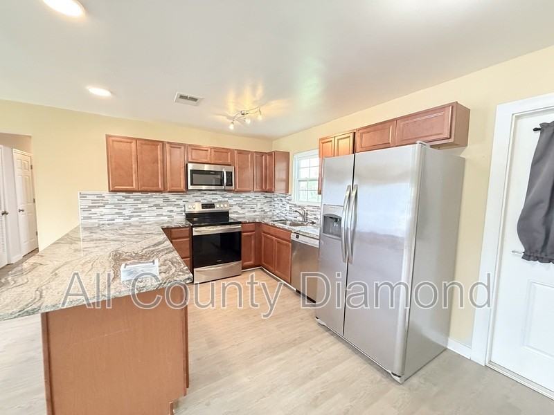 175 N Berthe Ave - Photo 6 of 40