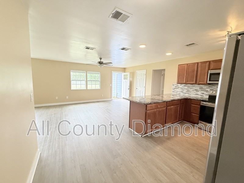 175 N Berthe Ave - Photo 7 of 40