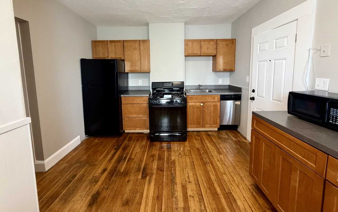 25 Summer St #B - Photo 3 of 11