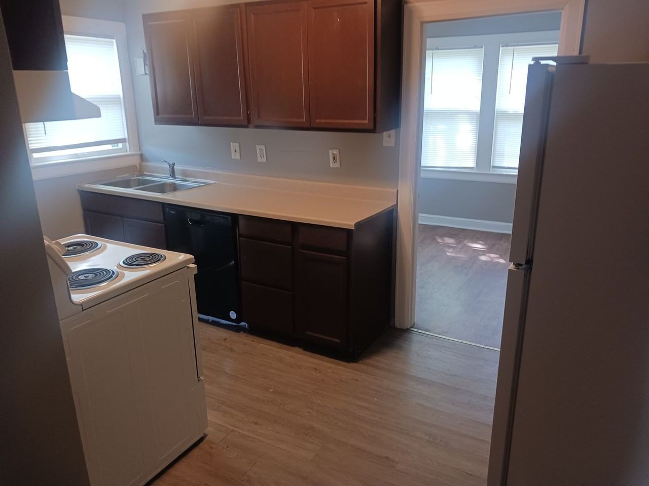 312 E 6th St - Photo 4 of 11