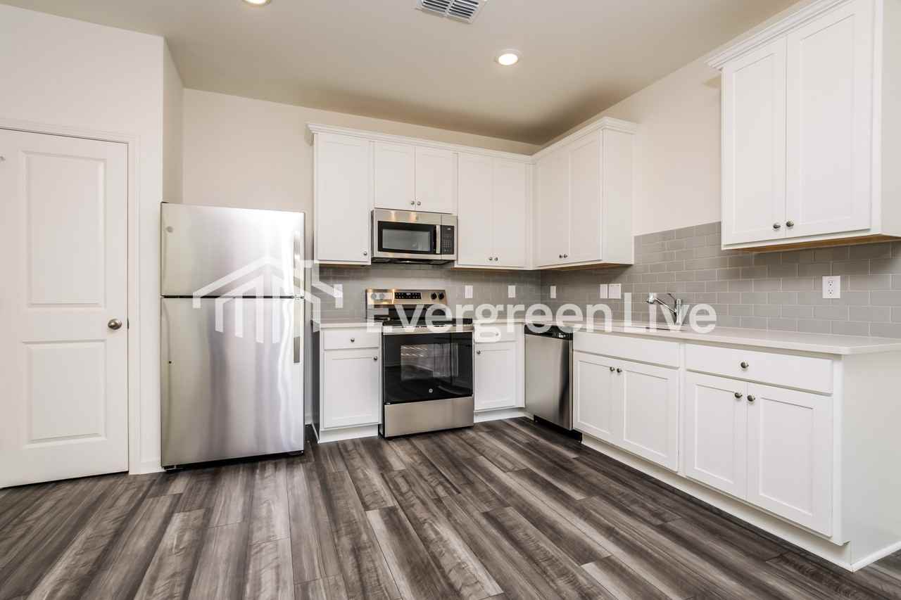 1423 Solace Way - Photo 3 of 13